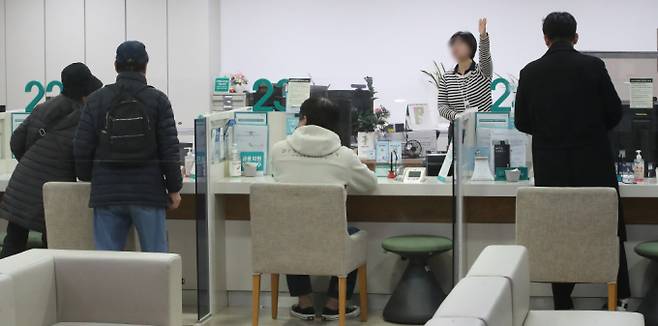 예금자보호 한도를 1억원으로 상향하는 법안이 통과되면서 제2금융권으로 자금이 집중돼 시장 왜곡이 발생할 수 있다는 우려가 나오고 있다. 사진은 지난 19일 서울의 한 시중은행 대출 창구 모습. /사진=뉴스1
