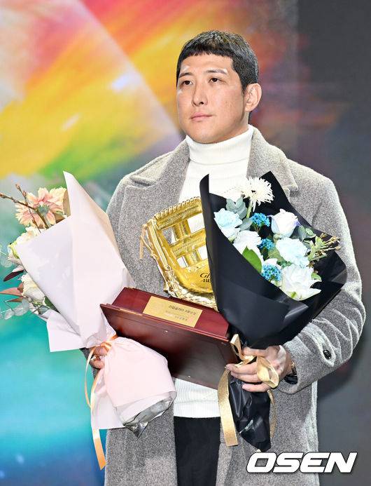 [OSEN=민경훈 기자] 1일 오전 서울 그랜드 하얏트 호텔에서 KBO리그 포지션별 최고의 수비수를 선정하는 '2024 컴투스프로야구 리얼글러브 어워드’가 열렸다.선수협에 따르면 리얼글러브 어워드는 미국 메이저리그(MLB)의 골드글러브 어워드처럼 수비만을 평가 기준으로 두고 수상자를 선정한다.3루수 부문을 수상한 KT 황재균이 포토타임을 갖고 있다. 2024.12.01 / rumi@osen.co.kr