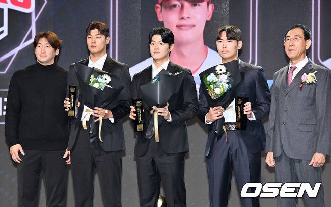 [OSEN=민경훈 기자] 1일 오전 서울 그랜드 하얏트 호텔에서 KBO리그 포지션별 최고의 수비수를 선정하는 '2024 컴투스프로야구 리얼글러브 어워드’가 열렸다.선수협에 따르면 리얼글러브 어워드는 미국 메이저리그(MLB)의 골드글러브 어워드처럼 수비만을 평가 기준으로 두고 수상자를 선정한다.퓨처스리그 시상식에서 KIA 타이거즈 김현수 유지성 성영탁이 포토타임을 갖고 있다. 2024.12.01 /