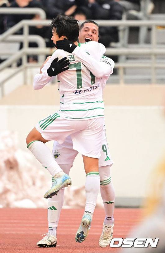 [OSEN=목동, 김성락 기자] 1일 오후 서울 양천구 목동종합운동장 목동주경기장에서 '하나은행 K리그 2024 승강 PO 1차전' 서울 이랜드와 전북 현대의 경기가 열렸다. K리그1 역대 최다 우승(9회)로 적수가 없었던 전북의 K리그 10위 승강 PO 추락은 많은 팬들에게 충격을 안겼다.전반 전북 티아고가 선제골을 넣은 뒤 권창훈과 기쁨을 나누고 있다.  2024.12.01 / ksl0919@osen.co.kr