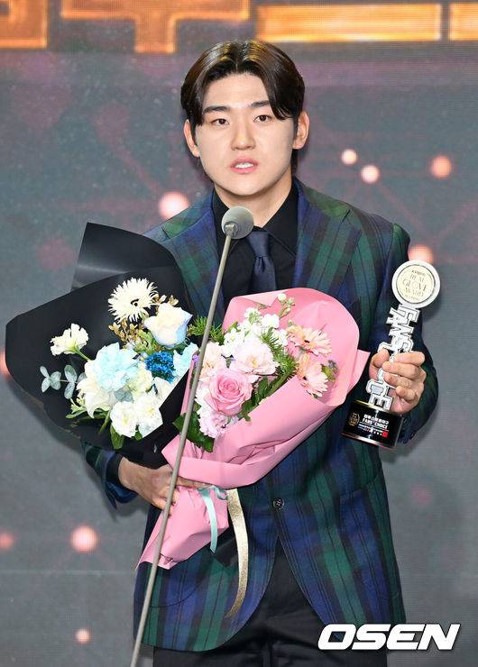 [OSEN=민경훈 기자] 1일 오전 서울 그랜드 하얏트 호텔에서 KBO리그 포지션별 최고의 수비수를 선정하는 '2024 컴투스프로야구 리얼글러브 어워드’가 열렸다.선수협에 따르면 리얼글러브 어워드는 미국 메이저리그(MLB)의 골드글러브 어워드처럼 수비만을 평가 기준으로 두고 수상자를 선정한다.팬스 초이스를 수상한 KIA 김도영이 포토타임을 갖고 있다. 2024.12.01 / rumi@osen.co.kr