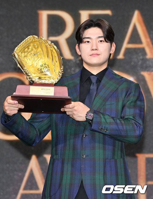 [OSEN=민경훈 기자] 1일 오전 서울 그랜드 하얏트 호텔에서 KBO리그 포지션별 최고의 수비수를 선정하는 '2024 컴투스프로야구 리얼글러브 어워드’가 열렸다.선수협에 따르면 리얼글러브 어워드는 미국 메이저리그(MLB)의 골드글러브 어워드처럼 수비만을 평가 기준으로 두고 수상자를 선정한다.올해의 선수상을 수상한 KIA 김도영이 포토타임을 갖고 있다. 2024.12.01 /