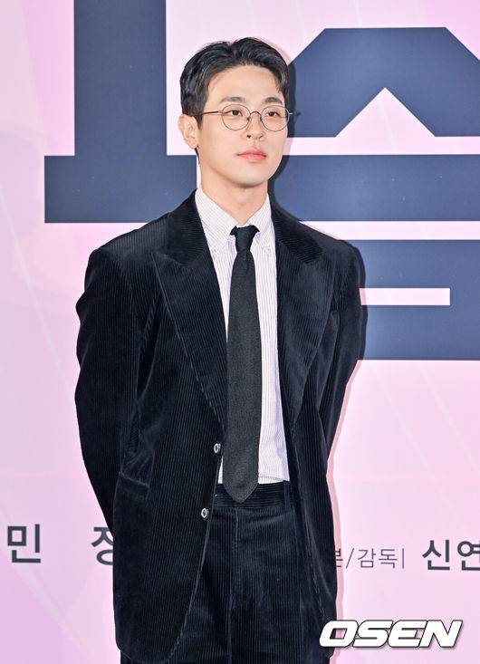 [OSEN=박준형 기자] 28일 서울 용산구 용산아이파크몰 내 용산 CGV에서 영화 '1승' 제작보고회가 진행됐다.'1승'은 이겨본 적 없는 감독(송강호 분)과 이길 생각 없는 구단주(박정민 분), 이기는 법 모르는 선수들까지 승리의 가능성이 하나도 없는 프로 여자배구단이 1승을 위해 도전에 나서는 영화다.배우 박정민이 포즈를 취하고 있다.  2024.10.28 / soul1014@osen.co.kr