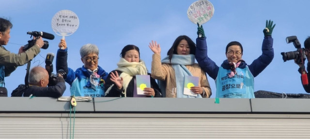 ▲ 김진숙 전국민주노동조합총연맹 부산본부 지도위원과 박문진 보건의료노조 지도위원은 12월 1일 고용승계를 요구하며 한국옵티칼하이테크 공장 옥상에서 329일째 농성 중인 민주노총 금속노조 한국옵티칼하이테크지회 박정혜 수석부지회장과 소현숙 조직부장을 만났다. ⓒ금속노조