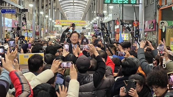 더불어민주당 이재명 대표가 1일 오후 경북 포항시 죽도시장을 찾아 시민들에게 인사하고 있다. 더불어민주당 경북도당 제공