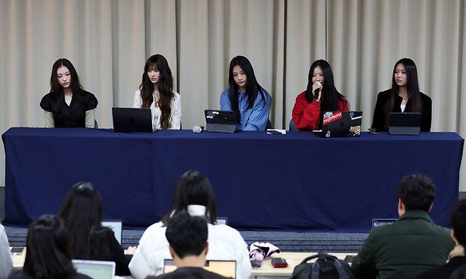 걸그룹 뉴진스가 어도어와 전속계약을 해지한다고 통보하면서 뉴진스와 어도어 간 분쟁이 새롭게 발생했다. 이는&nbsp;민희진 전 어도어 대표와 하이브 간 분쟁에 영향을 줄 것으로 보인다. 사진은 뉴진스가 지난 11월 28일 진행 중인 기자회견 모습. 사진공동취재단