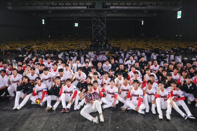 KIA 선수단이 30일 열린 ‘V12 타이거즈 페스타’ 행사를 마친 뒤 팬과 함께 기념촬영하고 있다. KIA 제공