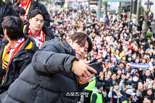 KIA 김도영이 지난 11월30일 광주 금남로에서 열린 우승 기념 카퍼레이드 중 사진을 촬영하고 있다. KIA 타이거즈 제공