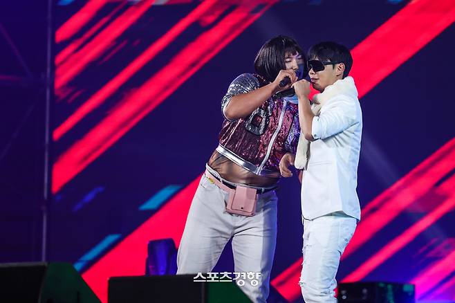 KIA의 ‘미녀’ 변우혁(왼쪽)와 ‘외야수’ 박정우가 11월30일 V12 팬페스트에서 ‘내 귀에 캔디’를 공연하고 있다. KIA 타이거즈 제공