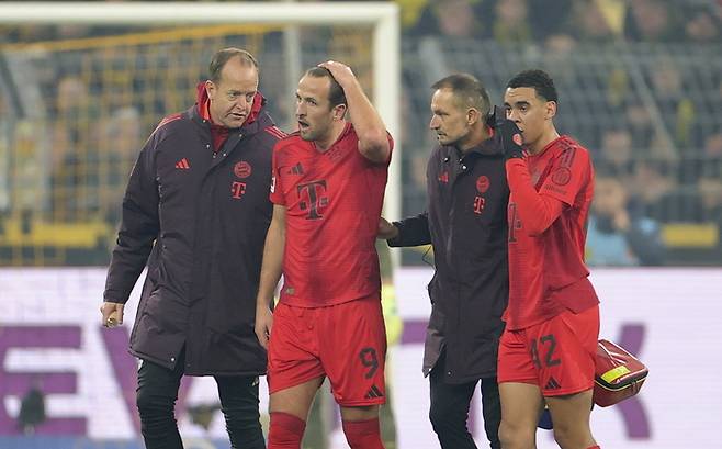 부상당한 해리 케인이 교체되고 있다.  도르트문트 | EPA연합뉴스