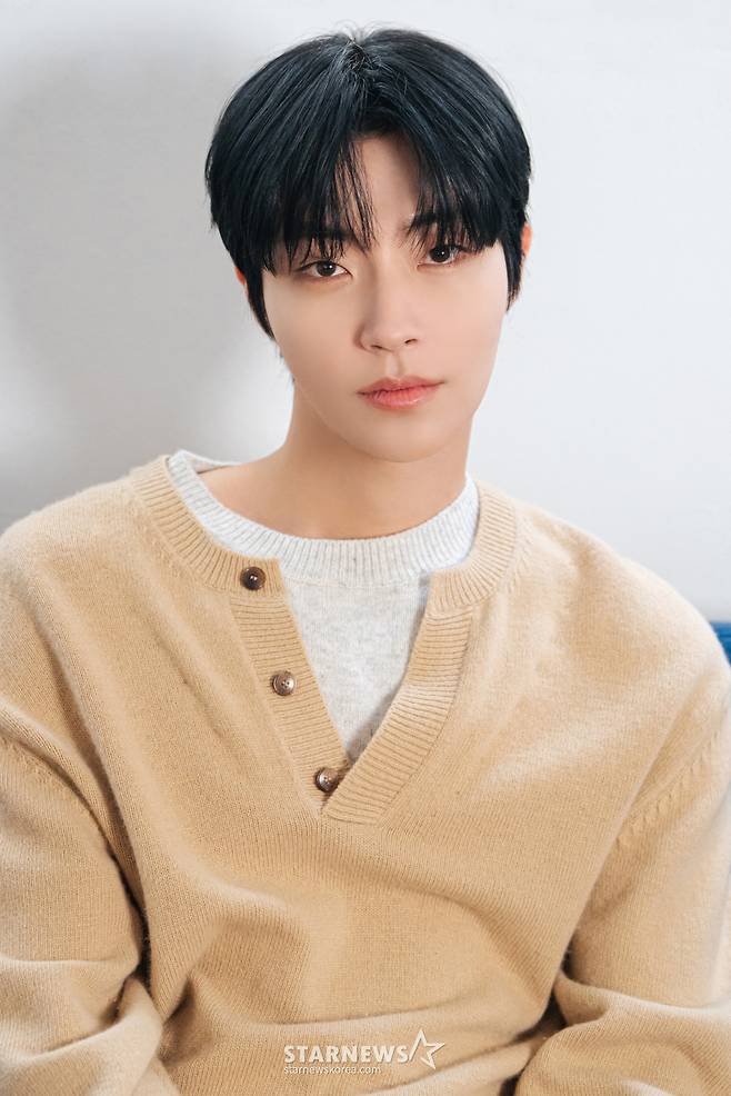 JTBC 수요드라마 '조립식 가족'의 배우 황인엽이 28일 진행된 라운드 인터뷰를 위해 포즈를 취하고 있다. /사진제공=케이엔스튜디오 2024.11.28 /사진=이동훈 photoguy@