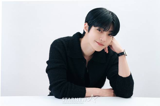 JTBC 수요드라마 '조립식 가족'의 배우 황인엽이 28일 진행된 라운드 인터뷰를 위해 포즈를 취하고 있다. /사진제공=케이엔스튜디오 2024.11.28 /사진=이동훈 photoguy@