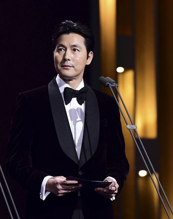 [서울=뉴시스] 정병혁 기자 = 제45회 청룡영화상 시상식이 29일 여의도 KBS홀에서 열린 가운데 최다관객상 시상자로 나선 정우성이 무대에 서있다.(사진=스포츠조선 제공) 2024.11.30. photo@newsis.com *재판매 및 DB 금지 /사진=