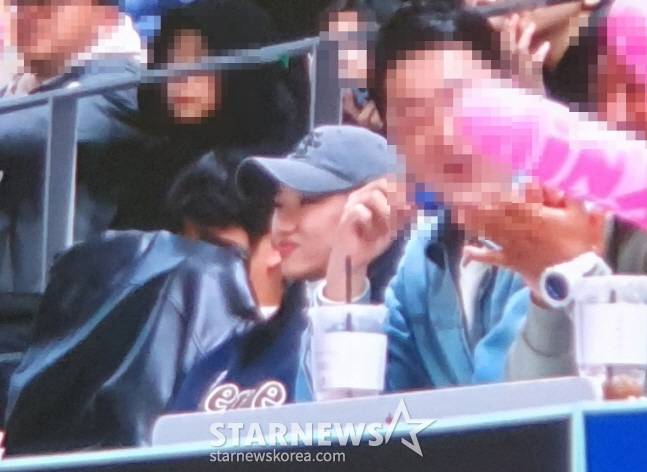 안세영(가운데)이 11월 30일 지인들과 함께 용인생명의 WKBL 홈경기를 찾아 응원하고 있다. /사진=독자 제공