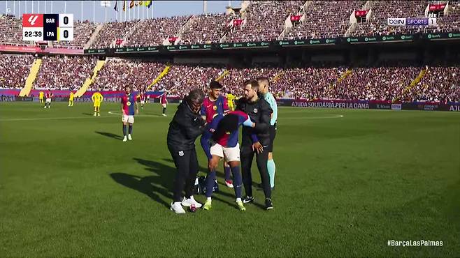 발데가 30일(한국시간) 스페인 바르셀로나에 있는 에스타디 올림픽 루이스 콤파니스에서 열린 바르셀로나와 라스팔마스와의 2024-2025시즌 라리가 15라운드 홈 경기에서 왼쪽 수비수로 선발 출장했다.&nbsp;  발데는 전반 25분경, 상대 산드로 라미레즈와 볼을 다투던 과정에서 쓰러졌다. 그는 상대 어깨에 목이 눌리면서 기침을 했다.&nbsp;발데는&nbsp;피를 토했고 빠르게 의무팀과 들것이 들어왔다. 그는 들것에 실려 나가 제라르드 마르틴과 교체됐다.&nbsp;중계화면 캡쳐