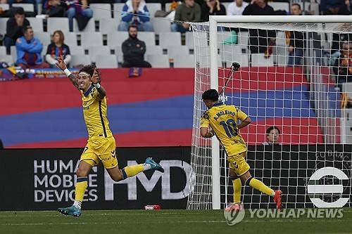 발데가 30일(한국시간) 스페인 바르셀로나에 있는 에스타디 올림픽 루이스 콤파니스에서 열린 바르셀로나와 라스팔마스와의 2024-2025시즌 라리가 15라운드 홈 경기에서 왼쪽 수비수로 선발 출장했다.&nbsp;  발데는 전반 25분경, 상대 산드로 라미레즈와 볼을 다투던 과정에서 쓰러졌다. 그는 상대 어깨에 목이 눌리면서 기침을 했다.&nbsp;발데는&nbsp;피를 토했고 빠르게 의무팀과 들것이 들어왔다. 그는 들것에 실려 나가 제라르드 마르틴과 교체됐다.&nbsp;연합뉴스