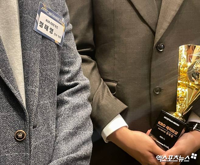 26일 오후 서울 신천동 롯데호텔 월드 크리스탈볼룸에서 열린 '2024 신한은행 SOL Bank KBO 시상식'에 참석한 KIA 정해영이 아버지 정회열 동원대 감독과 인터뷰를 하고 있다. 엑스포츠뉴스DB