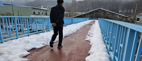 제설작업 마무리 아쉬운 보행육교  [촬영 이우성]