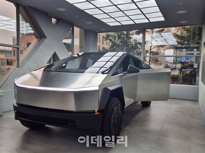 강남스토어에 상시 전시되는 테슬라 ‘사이버트럭’. (사진=이윤화 기자)