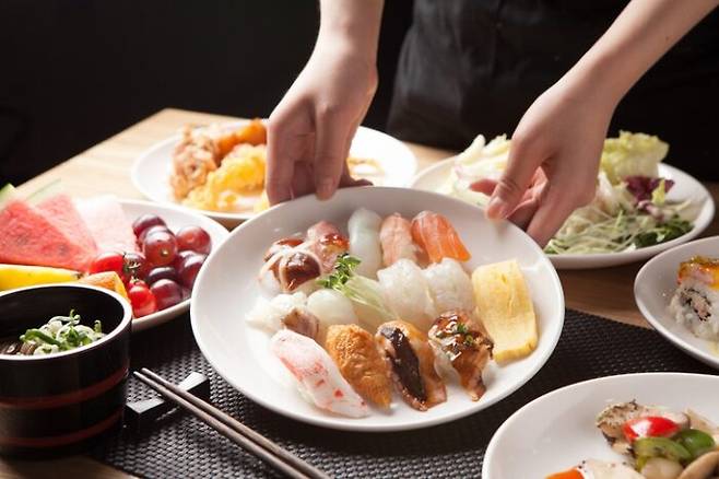 뷔페에 가면 음식을 허겁지겁 먹는 사람들이 뜻밖에 많다. 너무 빨리 먹으면 과식하기 쉽다. 20~30분 이상에 걸쳐 천천히 식사하고, 음식을 꼭꼭 씹고, 대화를 나누며 음식 맛을 즐기는 게 여러 모로 건강에 좋다. [사진=게티이미지뱅크]