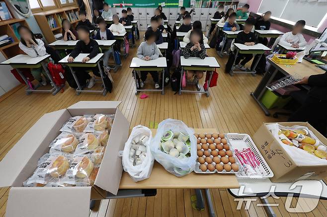 전국학교비정규직노동조합 대구지부와 대구학교비정규직연대회의(대구학비연대회의) 소속 노동자들이 총파업에 돌입한 21일 대구 시내 한 초등학교 교실에서 학생들이 대체급식으로 나온 빵·달걀·우유·음료 등으로 점심을 준비하고 있다. 2024.11.21/뉴스1 ⓒ News1 공정식 기자