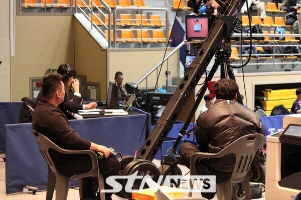 1일 충남 당진실내체육관에서 열린 2024 탁구 디비전리그 종합대회 STN스포츠 중계팀 촬영 모습. 당진=사진┃김태일 기자