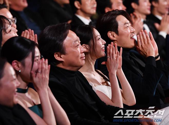 제45회 청룡영화상 시상식이 29일 여의도 KBS홀에서 열렸다. 이성민, 공승연 등 배우들이 지코의 축하공연에 환호하고 있다.. 정재근 기자 cjg@sportschosun.com/2024.11.29/
