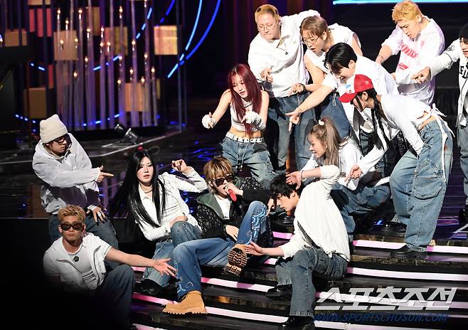 제45회 청룡영화상 시상식이 29일 여의도 KBS홀에서 열렸다. 지코가 멋진 무대를 선보이고 있다. 허상욱 기자wook@sportschosun.com/2024.11.29/