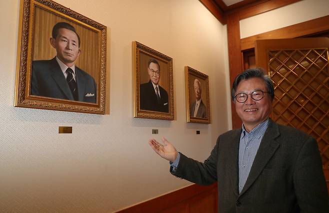 김형기 경북대 교수가 11월 27일 청와대 본관 세종실에 걸려 있는 박정희 대통령 초상화 앞에서 밝게 웃고 있다. /전기병 기자