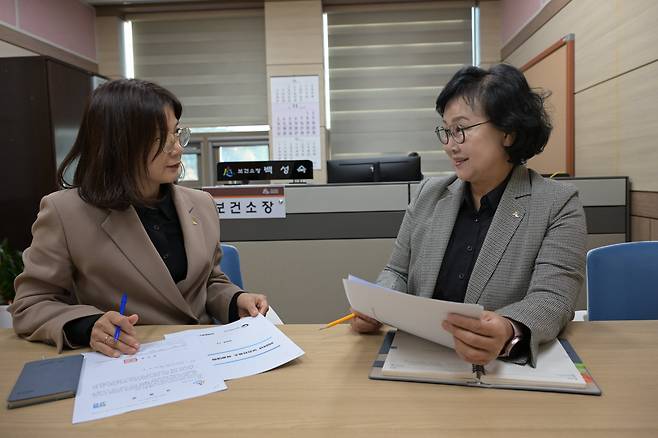 지난달 13일 강원도 고성군보건소에서 간호사 출신 백성숙(오른쪽) 보건소장이 직원과 함께 업무를 보고 있다. /고운호 기자