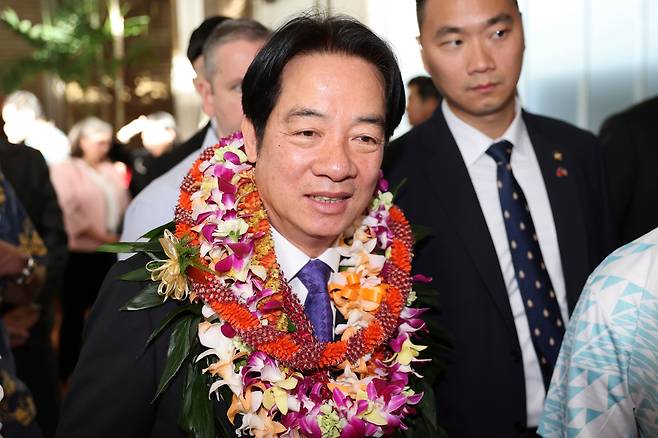 <YONHAP PHOTO-1451> Taiwan President Lai Ching-te greets people at the Kahala Hotel and Resort Saturday, Nov. 30, 2024 in Honolulu. (AP Photo/Marco Garcia)/2024-12-01 04:36:58/<저작권자 ⓒ 1980-2024 ㈜연합뉴스. 무단 전재 재배포 금지, AI 학습 및 활용 금지>