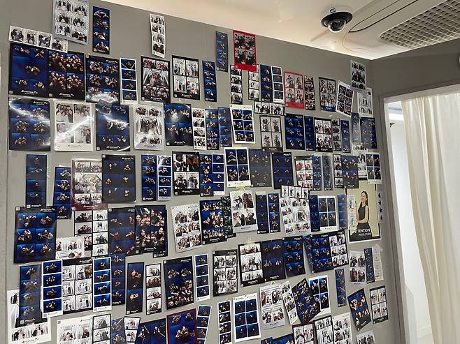 서울시 서대문구 신촌 문화의거리 소재 셀프사진관 내부. 사람들이 붙이고 간 사진으로 벽 한 면이 빼곡하다. /현정민 기자