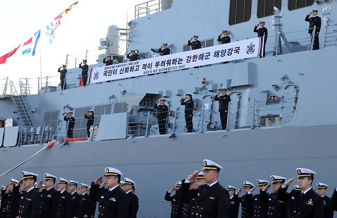 대한민국 해군의 첫 8200t급 이지스구축함인 '정조대왕함'(DDG·8200t급) 취역식이 열린 2일 부산 남구 해군작전사령부 부산작전기지에서 장병들이 황선우 해군작전사령관에게 경례하고 있다. 길이 170m, 폭 21m, 최고속력 시속 55.5㎞ 이상인 정조대왕함은 탄도미사일에 대한 탐지·추적은 물론 요격까지 가능하다. 이 함정은 전력화과정을 거쳐 내년 연말 실전에 배치될 예정이다. 사진=뉴시스