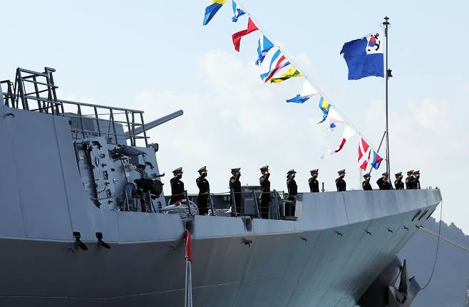 대한민국 해군의 첫 8200t급 이지스구축함인 '정조대왕함'(DDG·8200t급) 취역식이 열린 2일 부산 남구 해군작전사령부 부산작전기지에서 장병들이 황선우 해군작전사령관에게 경례하고 있다. 길이 170m, 폭 21m, 최고속력 시속 55.5㎞ 이상인 정조대왕함은 탄도미사일에 대한 탐지·추적은 물론 요격까지 가능하다. 이 함정은 전력화과정을 거쳐 내년 연말 실전에 배치될 예정이다. 사진=뉴시스