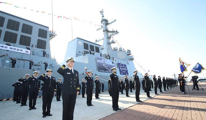 2일 오전 부산 남구 해군작전사령부 부산작전기지에서 해군 최신예 이지스구축함 '정조대왕함'(DDG-995) 취역식이 열리고 있다. 해군의 첫 8200톤급 이지스구축함인 '정조대왕함'은 최신 이지스 전투체계를 탑재해 탄도미사일에 대한 탐지와 추적뿐만 아니라 요격 능력까지 보유해 '해상기반 기동형 3축 체계'의 핵심전력으로 활약할 예정이다. 정조대왕함은 길이 170m, 폭 21m, 최고속력은 30노트 이상(시속 55.5km)으로 2025년부터 도입 예정인 MH-60R(시호크) 해상작전헬기를 탑재해 운용할 수 있다. 사진=뉴스1