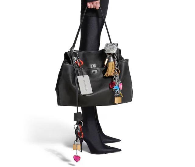 발렌시아가의 로데오 백. 여러 장식을 주렁주렁 단 채로 판매한다. 발렌시아가 홈페이지 캡처