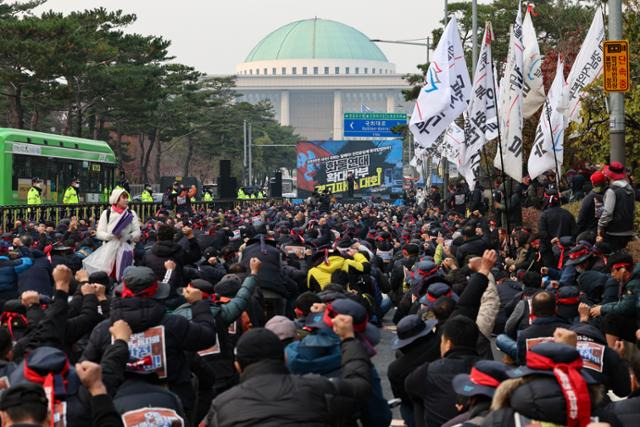 민주노총 공공운수 화물연대본부 조합원들이 2일 오후 서울 여의도 국회 앞에서 경고파업 대회를 열고 구호를 외치고 있다. 뉴시스