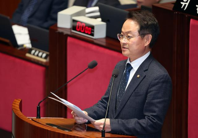 허영 더불어민주당 예산결산특별위원회 간사가 지난달 29일 서울 여의도 국회에서 열린 제418회 국회(정기회) 제13차 예산결산특별위원회에서 내년도 예산안 관련 보고를 하고 있다. 뉴시스