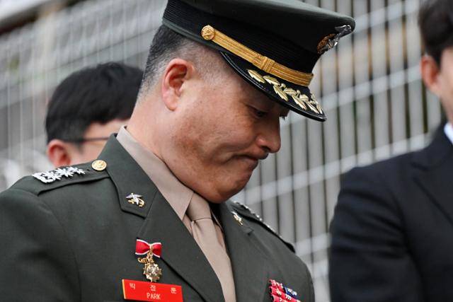 해병대 채모 상병 순직사건 수사 관련 항명 및 상관명예훼손 혐의로 기소된 박정훈 전 해병대 수사단장이 지난달 21일 서울 용산구 중앙군사법원에서 열린 결심공판에서 징역 3년을 구형받은 뒤 변호인단을 통해 입장을 밝히고 있다. 박시몬 기자