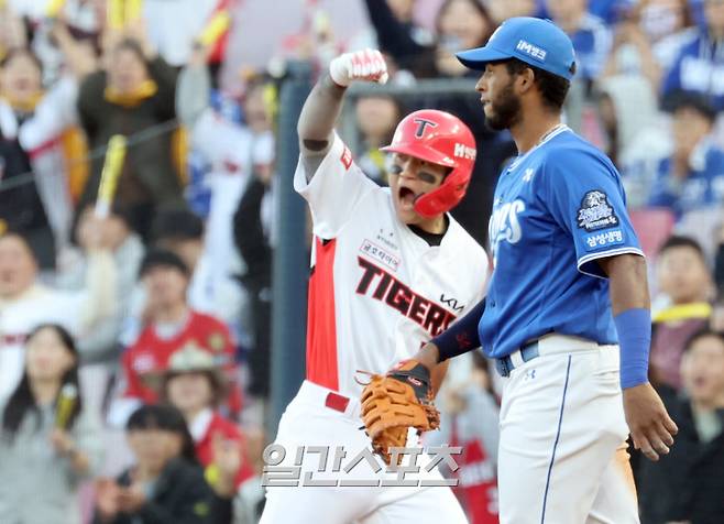 서스펜디드된 한국시리즈 1차전 삼성과 KIA의 경기가 23일 오후 광주 기아챔피언스필드에서 열렸다. KIA 김도영이 7회말 1타점 좌전 적시타를 날린 뒤 포효하고 있다. 광주=정시종 기자&nbsp; /2024.10.23.