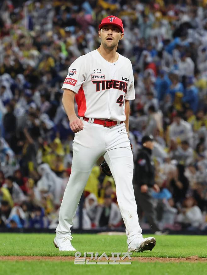 2024 신한 쏠뱅크 KBO 한국시리즈 1차전 삼성과 KIA의 경기가 21일 오후 광주 기아챔피언스필드에서 열렸다. KIA 선발 네일이 3회 삼성 공격을 막은 뒤 더그아웃으로 들어가고 있다. 광주=정시종 기자/2024.10.21.