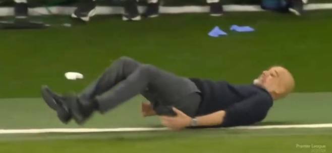 펩 과르디올라 맨체스터 시티 감독이 15일 영국 런던의 토트넘 홋스퍼 스타디움에서 열린 토트넘과의 2023~24 잉글랜드 프리미어리그(EPL) 34라운드 순연경기에서 후반 40분 손흥민이 1대1 득점 기회를 잡자 드러누워 절망하고 있다. 다만 결과는 슈테판 오르테가 골키퍼의 선방이었다. 사진=중계화면 캡처