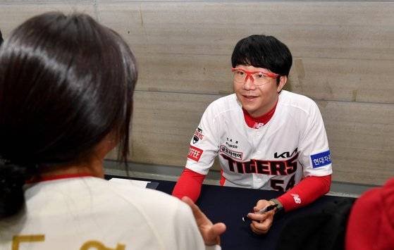 선수단 사인회 도중 한 팬과 이야기를 나누는 양현종.