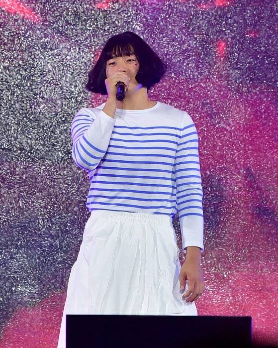 팬 페스티벌의 대미를 장식한 김도영의 무대. 평소 좋아하는 걸그룹 뉴진스의 하니로 깜짝 변신해 ‘푸른 산호초’를 열창했다. [뉴시스]