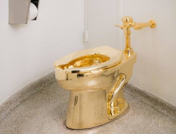 마우리치오 카텔란, ‘아메리카’, 2016년.