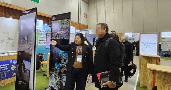 카일라 패트리아스 베르네즈가 부산 벡스코 제2전시장에 설치된 행사장에서 플라스틱 오염이 공중 보건에 미치는 부정적 영향을 설명하고 있다. 사진 해로움 없는 보건 의료