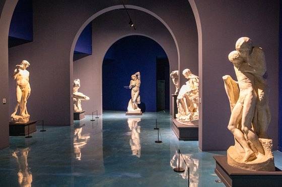 이탈리아 르네상스 시대의 거장, 다빈치와 미켈란젤로의 작품을 전시한 피노디아.