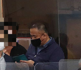 2022년 9월 6일 명태균씨가 창원시 재난종합상황실에서 휴대전화를 들여다보고 있다. 창원시청누리집 갈무리