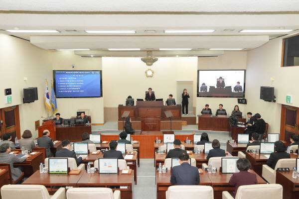 양산시의회가 2일 본회의를  열어 1137번 울산 시내버스의 웅상 시가지  운행중단을 내용으로 하는 노선변경의 철회를 요구하는 건의문을 채택했다. 양산시의회 제공