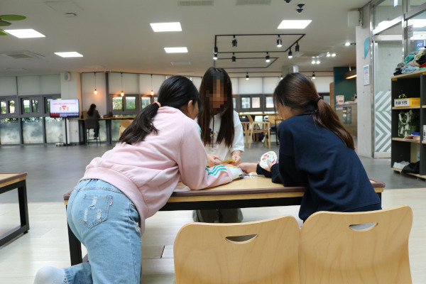 경기도 시흥시 배곧누리초 4학년 학생들이 지난 7일 정규수업을 끝내고 학교 옆에 있는 학교복합시설 배곧너나들이 센터 1층 쉼터에 모여 보드게임을 즐기고 있다. 학생들은 “방과후 수업이나 학원 가기 전에 친구들과 편하게 놀 수 있는 곳”이라고 말했다.